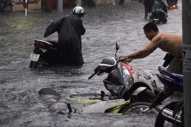 Xe đổ ngổn ngang trên đường phố.