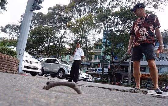 Nhiều người bị vướng vào móc sắt, ngã chúi mũi.