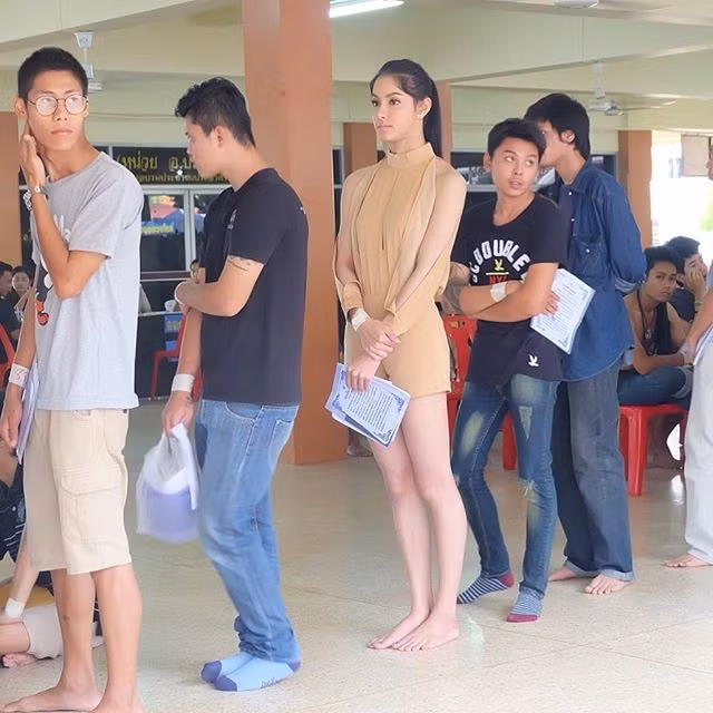 Tháng 4 hàng năm là đợt khám nghĩa vụ quân sự quốc gia của Thái Lan. Đây là quy định bắt buộc với mọi nam sinh, bao gồm cả người chuyển giới. Hoa hậu chuyển giới Thái Lan Nadia Patta gây chú ý khi xuất hiện trong đợt khám sức khỏe nghĩa vụ hôm 2/4. Cô nổi bật giữa những thanh niên cùng trang lứa.