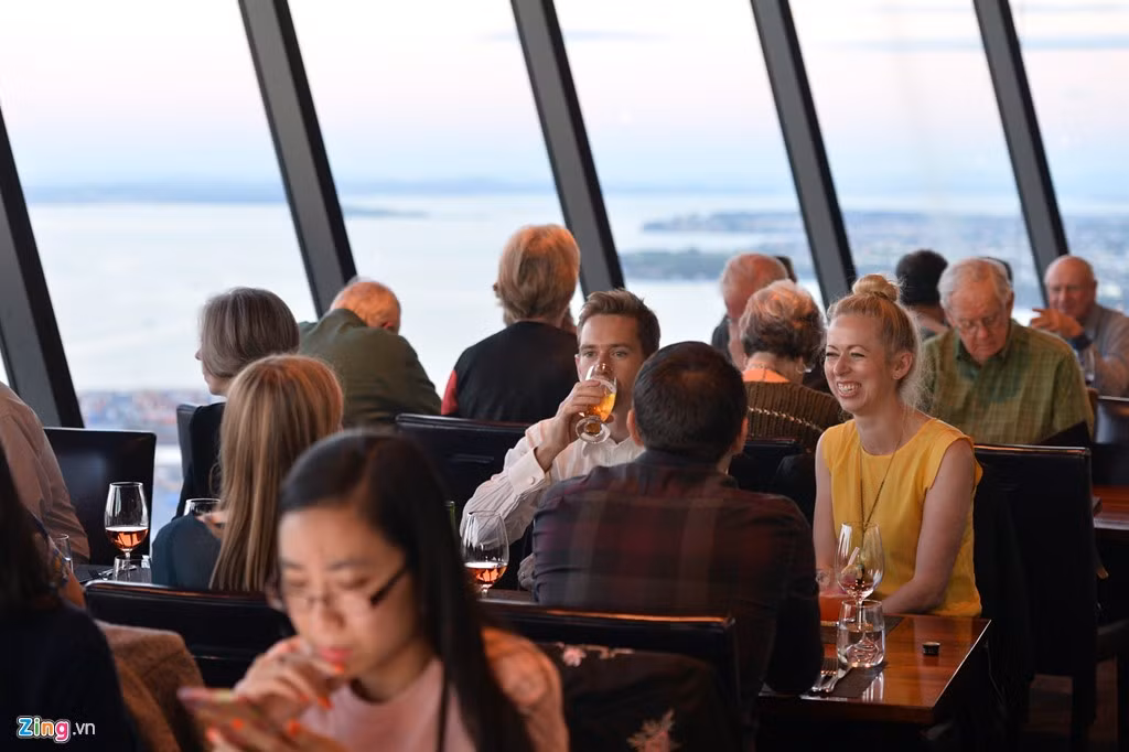 Tòa tháp cũng là biểu tượng của Auckland trong hơn 20 năm qua. Vào mỗi buổi chiều, nơi đây rất đông du khách đến ăn uống ngắm cảnh toàn thành phố. Khu nhà hàng nằm tại tầng 53 của tòa tháp được thiết kế tự xoay 360 độ giúp mọi người chỉ cần ngồi một chỗ quan sát trọn vẹn Auckland từ độ cao 300 m.