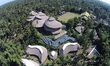 Ẩn mình giữa rừng cây xum xuê, tươi tốt trên hòn đảo Bali thơ mộng ở Indonesia là một ngôi trường đặc biệt, nơi trẻ em được học trong các lớp học được dựng hoàn toàn bằng tre và những tấm bảng làm từ cửa sổ xe ô tô được tái chế. Các lớp học được thiết kế không có vách ngăn giúp học sinh cảm thấy gắn kết hơn với môi trường tự nhiên xung quanh khi học. Nơi đây được ca ngợi như là chính cái tên của nó, ngôi trường “xanh” nhất trên Trái đất.