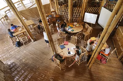 Các lớp học cũng như vật dụng bên trong được làm hoàn toàn bằng tre.