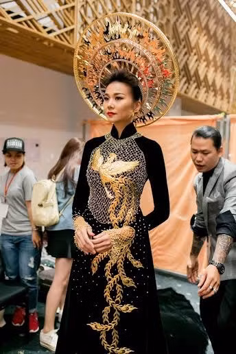Có mặt từ rất sớm trong hậu trường để chuẩn bị cho đêm trình diễn cuối cùng của tuần lễ thời trang, Thanh Hằng luôn được đánh giá cao ở tinh thần làm việc chuyên nghiêp. Ở phía sau hậu trường dù làm việc khá vất vả nhưng Thanh Hằng vẫn luôn vui vẻ, tạo dáng nhí nhảnh trước ống kính phóng viên.