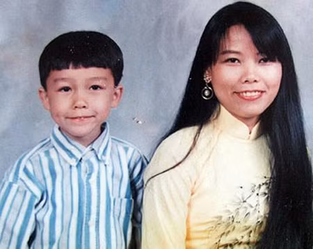 Cậu bé Lory cùng mẹ.