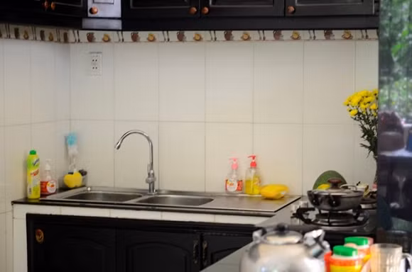 Căn bếp được tách riêng với ngôi nhà để không bị ám mùi với phòng ngủ và phòng khách. Căn bếp nhỏ được bố trí rất hài hòa với thiên nhiên, có nhiều cửa tạo không gian thoáng đãng, đón nắng, đón gió và có thể nhìn thẳng ra những loại cây trong vườn.