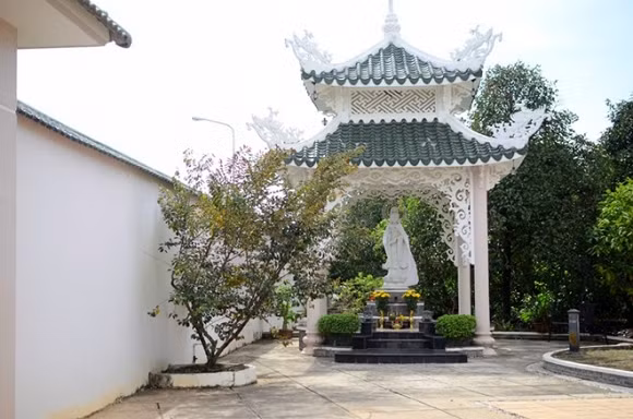Bước vào sau cánh cửa vững chãi của biệt thự hoành tráng này, mọi người chú ý nhất là Tượng Phật Bà Quan Âm đặt ở trước nhà. Theo chia sẻ của nữ diễn viên, Quan Âm Bồ Tát thương và phù hộ cô rất nhiều nên cô đã đặt tượng Phật trước của nhà bởi Phật là trên hết và đặt tượng Phật ở trước nhà mang ý nghĩa rất cao. Trước khi đi làm và sau khi đi làm cô đều ra cầu xin để được bình an, may mắn. Cũng theo chia sẻ, cô thỉnh bức tượng này từ chùa Non Nước về nhà riêng sau khi tham gia bộ phim Duyên trần thoát tục.