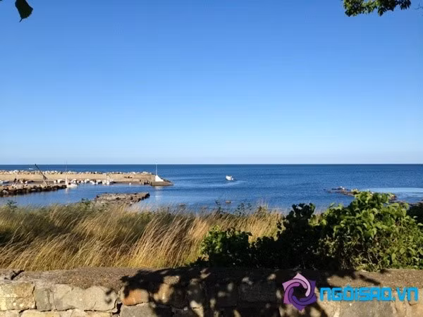 Căn nhà có view nhìn ra biển vô cùng lãng mạn. Vợ chồng cô cũng thường ra ngắm biển trước nhà để tận hưởng không khí trong lành.