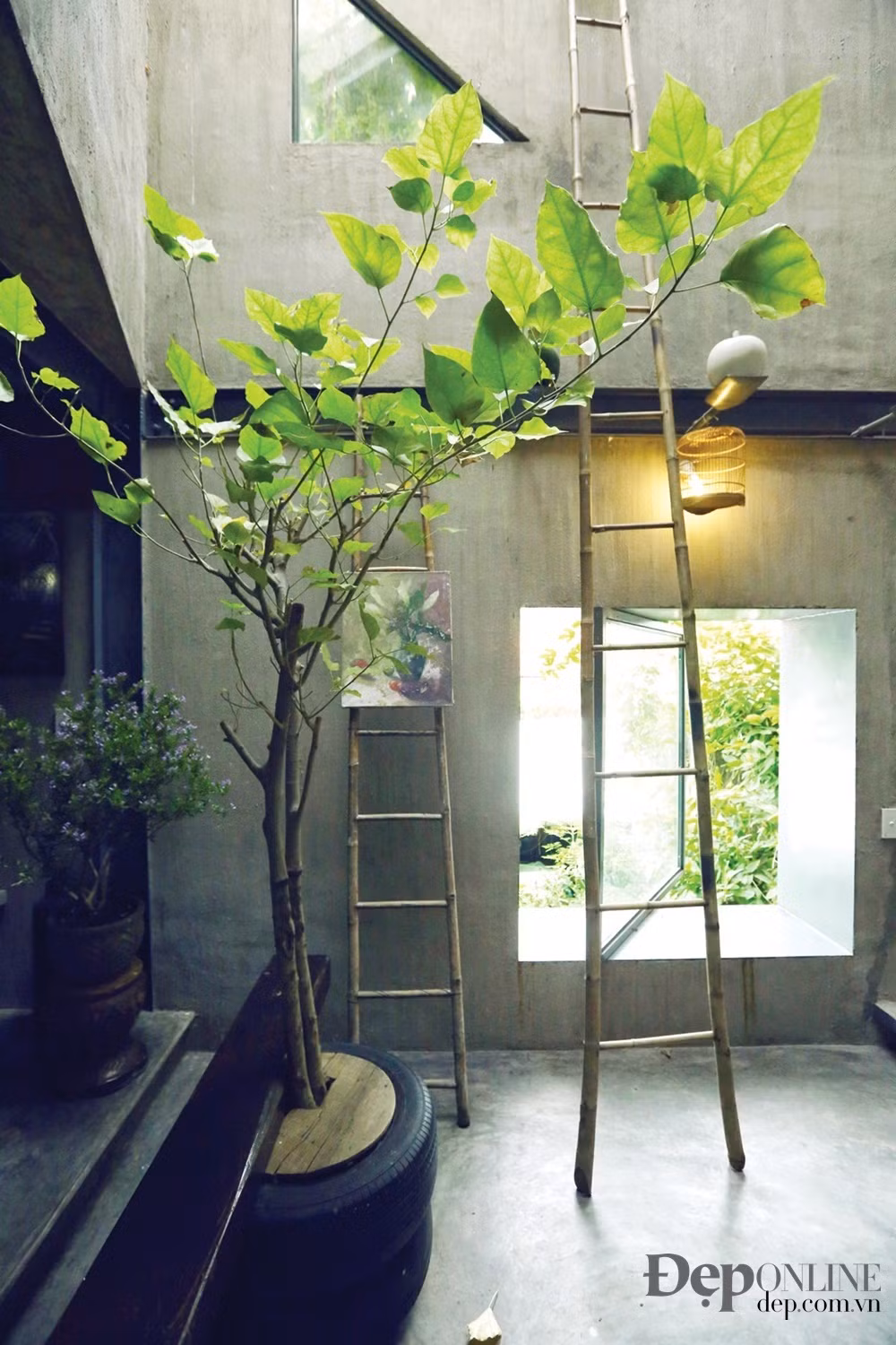 Biến một nhà kho thành nơi không chỉ để sống mà còn cất giữ kỷ niệm và đặc biệt là đầy tính nghệ thuật giữa diện tích chưa đầy 40m2 không phải chuyện dễ dàng. Đây cũng là thử thách với cả kiến trúc sư thiết kế, vốn là một người bạn của chủ nhà, đủ thân và đủ hiểu bạn mình cần gì ở không gian này.