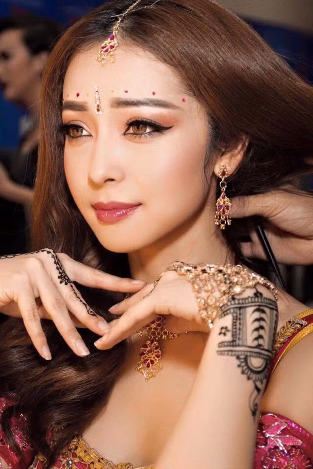 Jennifer Phạm "Người nói yêu em đi, người nói thương em đi. Để cho con tim này đừng ngóng trông hao gầy. Hãy đến bên em đi, để cho tình trọn vẹn chúng ta. Vì nơi con tim này luôn có , tình yêu dấu kín cùng thương nhớ.....cho anh".