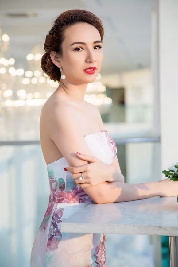  Hoa hậu Ngọc Diễm diện 2 chiếc đầm vô cùng lộng lẫy khi làm MC. Người đẹp chuộng style make-up trong suốt, khá "Tây" với son môi màu đỏ, phần mắt được đánh nhẹ và tóc bới phồng đang thịnh hành trong thời gian gần đây.