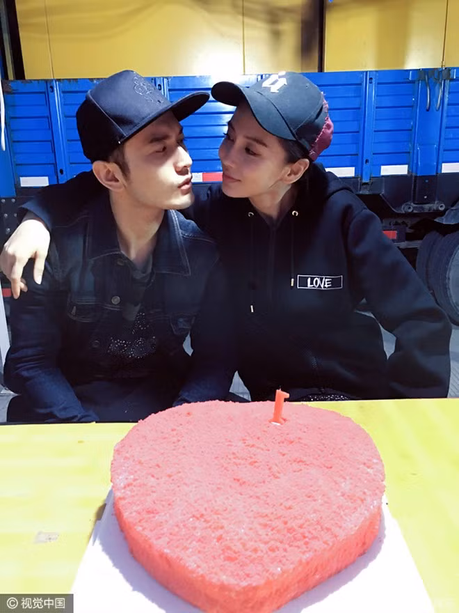 Angelababy rất ra dáng "bà vợ ghê gớm" khi thể hiện sự áp chế với ông chồng. Trên thực tế, cô được coi là mẫu người Song Ngư điển hình, luôn lắng nghe, thông cảm và biết chia sẻ với đối phương.