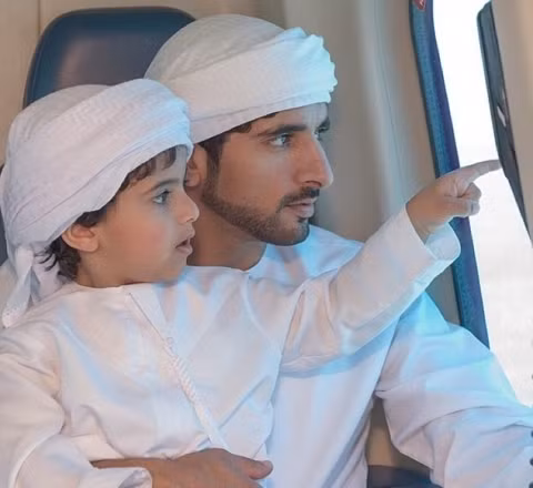 Mohammed và hoàng tử Dubai thân mật trong một chuyến bay. Hamdan gọi "hoàng tử bé" là người bạn thân thiết nhất.