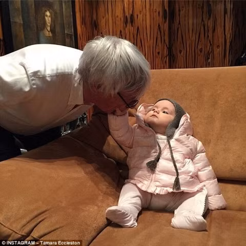 Cháu ngoại tỷ phú Bernie Ecclestone Là cháu ngoại của tỷ phú Bernie Ecclestone, được sinh ra trong nhung lụa, mới một tuổi nhưng cô bé Sophia đã được đi khắp nơi, trải nghiệm cuộc sống xa xỉ, sang trọng bậc nhất thế giới. Trong ngày sinh nhật lần đầu tiên hôm 17/3 của con gái, Tamara – con gái của tỷ phú Bernie Ecclestone và chồng, thương gia Jay Rutland, không ngại ngần biến một góc sân vườn trong biệt thự 57 phòng trị giá 70 triệu bảng của mình, thành một khu vườn cổ tích ngọt ngào và mộng mơ.
