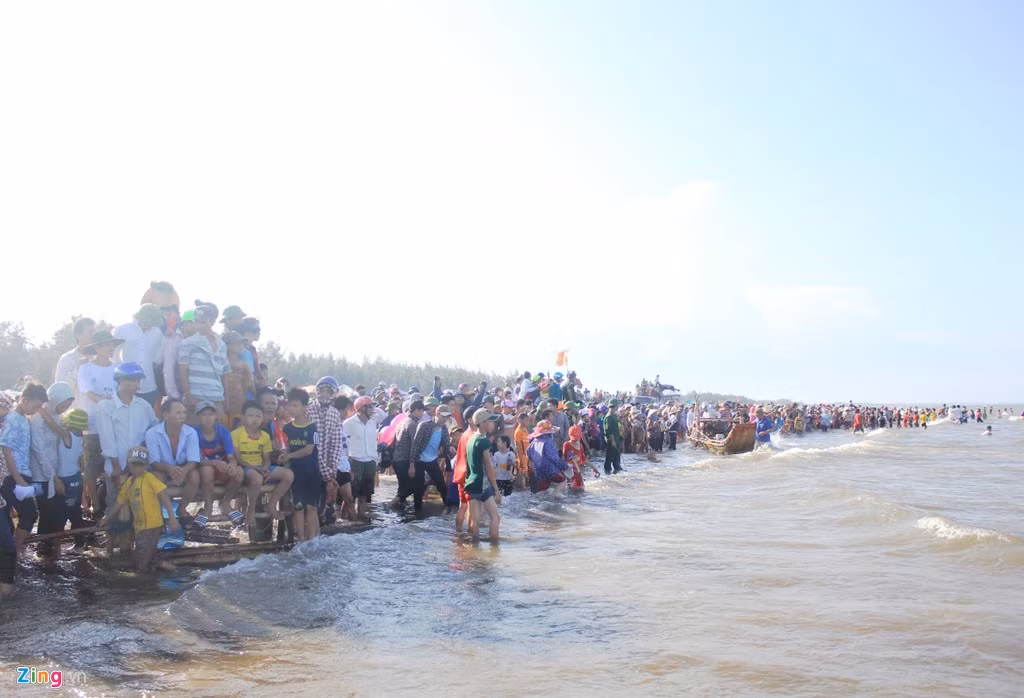 Thấy vậy, hàng nghìn người dân tập trung trên bờ biển đã ào ào chạy về phía biển, bất chấp nước biển đang sóng dồn dập.