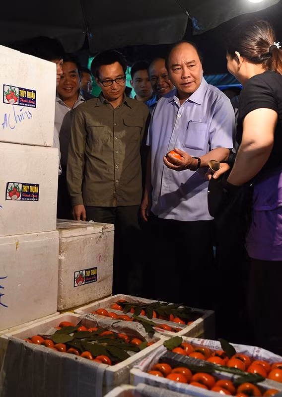 Thủ tướng lưu ý các hộ kinh doanh phải mua bán các loại rau quả, nông sản, thực phẩm có nguồn gốc rõ ràng, an toàn cho người tiêu dùng.