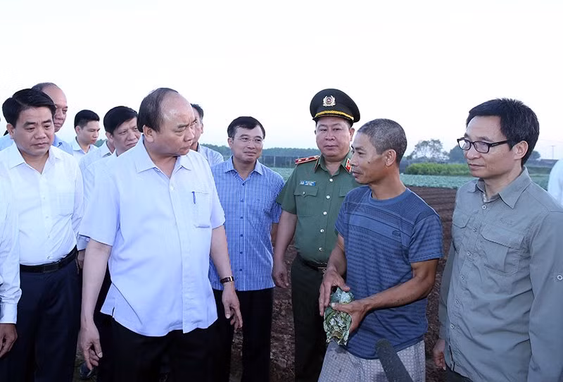 Trong chỉ thị 13 có nội dung quán triệt bảo đảm ATTP đến các cấp ủy, chính quyền địa phương; làm rõ trách nhiệm các tổ chức, cá nhân được giao về bảo đảm ATTP và tài chính cho công tác này như thế nào. Từ việc kiểm tra và làm việc tại Hà Nội, Thủ tướng cho biết, “để xem cơ chế, chính sách có gì vướng mắc, cần bổ sung, việc phân công nhiệm vụ đã rõ chưa, bài học kinh nghiệm của Hà Nội rút ra là gì”, từ đó, Thủ tướng sẽ có chỉ đạo nâng cao hiệu quả quản lý về ATTP.