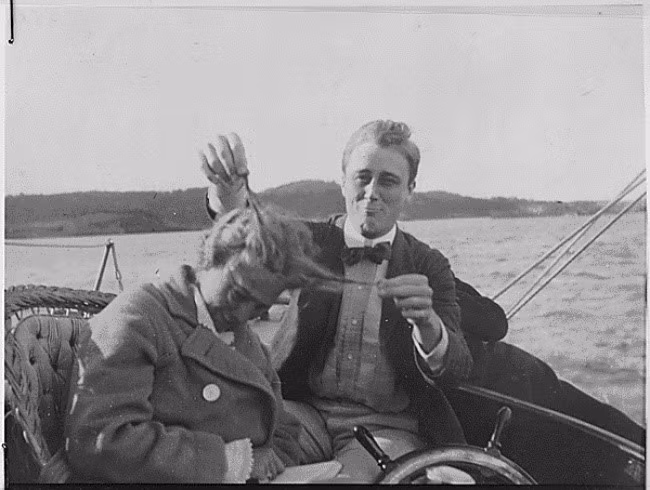 Tổng thống tương lai thứ 32 của Mỹ, Franklin D. Roosevelt, với người anh em họ của ông, năm 1910.