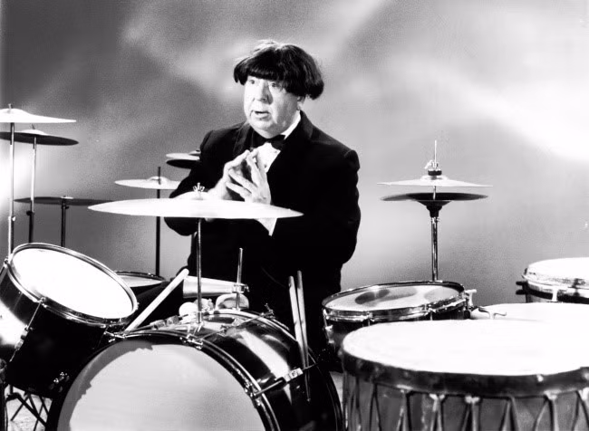 Alfred Hitchcock cải trang thành Ringo Starr, năm 1964.