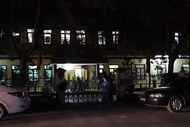 Cùng lúc này cũng rất đông phóng viên các cơ quan thông tấn, báo chí đến đưa tin. Diễn biến cuộc vây bắt và lời khai ban đầu của nghi can liên tục được cập nhật trên các trang báo điện tử.