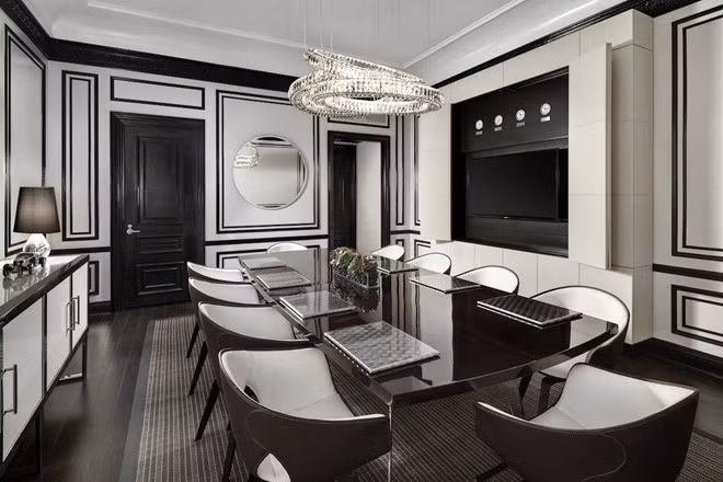 Rộng 158 m2, Bentley Suite ở New York gồm một phòng ngủ, một phòng tắm tiện nghi, một phòng vệ sinh, một tiền sảnh và một phòng ăn lớn.