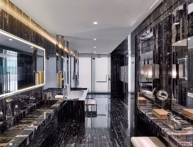 Phòng tắm rộng rãi và đầy đủ tiện nghi với bồn tắm và vòi hoa sen.