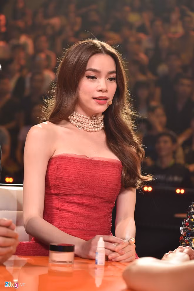 Nữ giám khảo khách mời xuất hiện ở tập đầu và tập cuối của chương trình. Hà Hồ và Đàm Vĩnh Hưng "kẻ tung, người hứng" ăn ý trên ghế nóng.