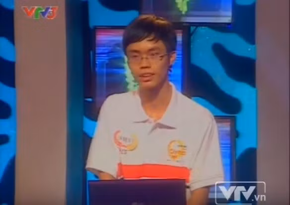Thí sinh Phạm Hải Việt (THPT Đông Triều, Quảng Ninh) chiến thắng thuyết phục ở cuộc thi tháng 2, quý 1 với số điểm 380. Đây cũng là số điểm cao nhất trong mùa Olympia thứ 11. Ảnh cắt từ clip.
