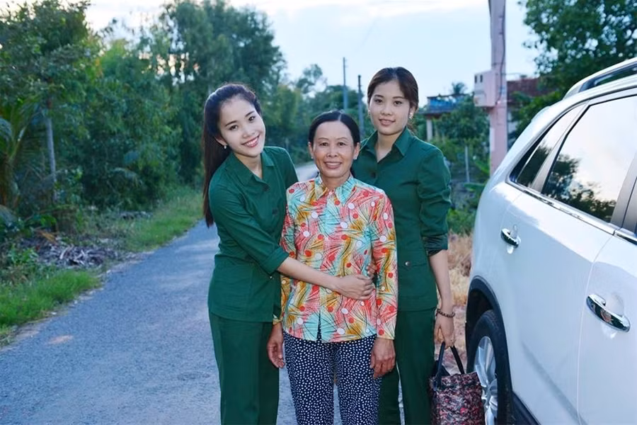 Nam Em bên mẹ và chị gái. (Ảnh: FBNV)