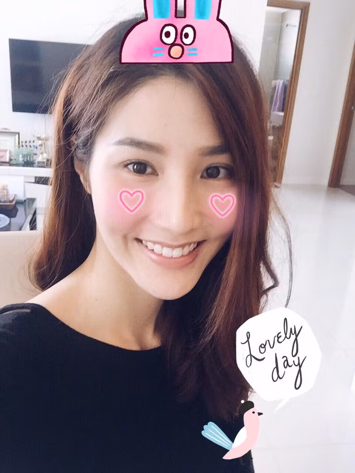 Diễm My hào hứng làm thơ "Cứ sai đi vì cuộc đời cho phép. Cứ yêu đi dù rằng mình ngu si. Ai lừa ai, ai hờn ai, ai giận ai, ai thù ai.. cho qua đi. Cứ đam mê dù nhiều người cười chê. Và cứ vui lên, vì ta không.. cô đơn...".