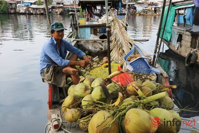Mỗi chuyến như thế, nếu đắt hàng lời lãi cũng được 2 đến 3 triệu đồng. Cả đời lênh đênh trên sông nước, nghề thương hồ cực nhọc, vất vả là vậy nhưng cũng lắm ưu tư. Những đứa con bé nhỏ vừa được vài tuổi cũng theo cha mẹ xuống ghe lên đây buôn bán. Để con được học hành, nhiều gia đình đã gửi vào lớp học tình thương gần chợ. Cũng có những cặp vợ chồng phải gửi con cho ông bà dưới quê chăm sóc, cứ mỗi lần về lấy hàng, tranh thủ thời gian ghé con.