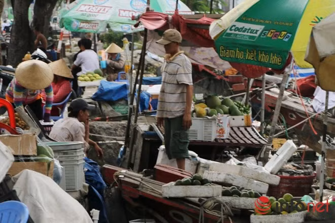 Cứ thế, “đời con tiếp nối đời cha”, những chiếc ghe thả neo, bám trụ dọc bờ sông Tẻ đã trở thành một nét quen thuộc với những người dân sống khu vực này. Những chiếc ghe chở nặng những đặc sản trái cây miệt vườn vẫn như con thoi, bồng bềnh trên sông nước đi về giữa miền Tây và Sài Gòn. Họ trở thành người thương hồ đặc biệt ở “chợ nổi Sài Gòn”.