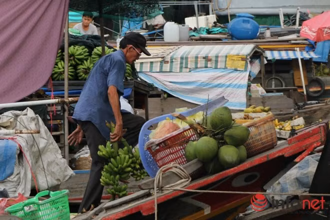 Nhìn vào chiếc ghe tềnh toàng của mình, Chị Nguyễn Thị Oanh (quê ở Bạc Liệu ) tâm sự: “Nhiều lúc nhớ tụi nhỏ mà phát khóc, muốn đưa chúng đi cùng để tiện chăm sóc. Nhưng em thấy đó, cái ghe tềnh toàng, cũ kỹ thế kia, mùa nắng thì chảo lửa, mùa mưa thì dột nát, mấy đứa nhỏ sao sống được”.