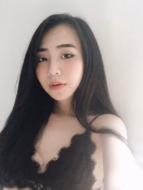 Chia sẻ về cơ duyên đến với cuộc lột xác ngoạn mục này, Nguyệt Anh cho biết, sau đó cô xem trên youtube những clip makeup rồi bắt đầu học theo. Thời gian đầu rất vất vả vì cô tự làm xấu gương mặt mình đi. Lông mày vẽ ngang dọc khiến cho bạn bè nhìn vào còn trêu nhiều hơn. “Săn lùng” rất nhiều clip trên mạng xã hội cuối cùng mình “bắt” được clip của chị Quách Ánh makeup thì mình đã đổi kiểu lông mày. Nhưng quan trọng nhất là mình đã có sửa mũi bằng cách tiêm fille. Mình tiêm được 2 năm nay rồi và từ khi tiêm khuôn mặt mình rất khác. Còn về giảm cân mình không hề ép bản thân ở một chuẩn mực nào. Mình ăn nhiều bữa trong ngày và bỏ hẳn cơm, chỉ ăn thức ăn và rau xanh. Chắc có lẽ một phần do mình suy nghĩ nhiều và thức đêm nên cân cũng nhanh sút”, cô nàng tâm sự.
