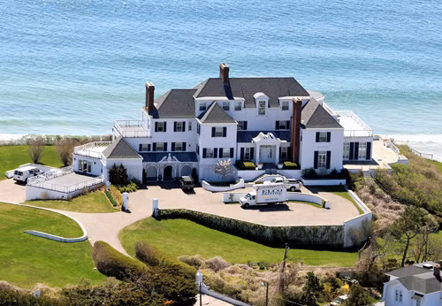 Siêu biệt thự gần hơn 17 triệu USD ở Rhode Island Năm 2013, nữ ca sĩ Taylor Swift mạnh tay chi hơn 17 triệu USD (377 tỷ đồng) để mua ngôi biệt thự xa hoa bên bờ biển ở Rhode Island, Mỹ. Tòa biệt thự được xây vào năm 1930, nằm trên điểm cao nhất của Watch Hill, Rhode Island rộng hơn 11.000 foot vuông. Ngôi nhà được trang trí theo phong cách cổ điển Anh với 8 phòng ngủ, 8 lò sưởi, một hồ bơi ngoài trời.
