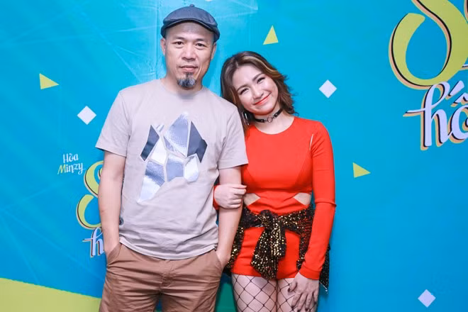 Huy Tuấn là người phát hiện ra tài năng của Hòa Minzy từ Học viện ngôi sao mùa đầu tiên. Tuy nhiên, nhạc sĩ từng từ chối nhiều lời xin giúp đỡ từ giọng ca trẻ này vì cho rằng cô chưa tập trung vào con đường nghệ thuật một cách nghiêm túc mà dính nhiều ồn ào. Tuy nhiên, lần này anh đã gật đầu đồng ý vì nhận ra cô có khát khao "làm lại từ đầu".