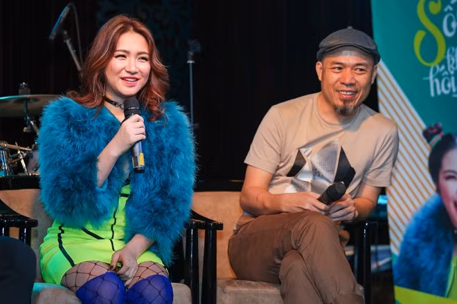 Trong buổi gặp gỡ báo chí, chuyện tình cảm của Hòa Minzy tiếp tục là chủ đề được truyền thông quan tâm. Trước câu hỏi về thực hư thông tin cô và cầu thủ Công Phượng đã đường ai nấy đi, Hòa Minzy dù không chính thức xác nhận nhưng đã gián tiếp khẳng định thông tin này. Cô cho biết hiện tại mình biết yêu quý bản thân hơn, muốn xinh đẹp hơn để có thể tìm được người yêu mới đẹp trai, tài giỏi và yêu thương mình.