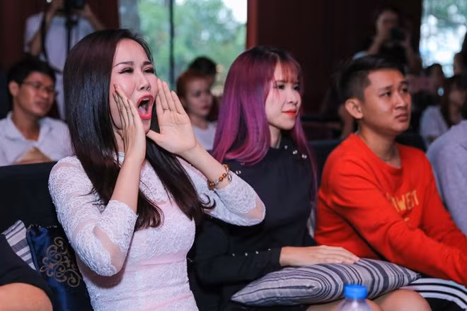 Võ Hạ Trâm tâm sự ban đầu cô không có cảm tình với Hòa Minzy thông qua những thông tin trên báo chí, tuy nhiên khi tiếp xúc, cô rất yêu thương cô em gái này.
