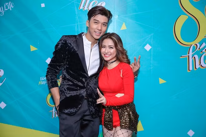 MV do đạo diễn Đinh Hà Uyên Thư thực hiện. Trong đó, Hòa Minzy thể hiện hình ảnh gợi cảm cùng khả năng vũ đạo. Ngoài ra, cô cũng có nụ hôn màn ảnh đầu đời với bạn diễn.