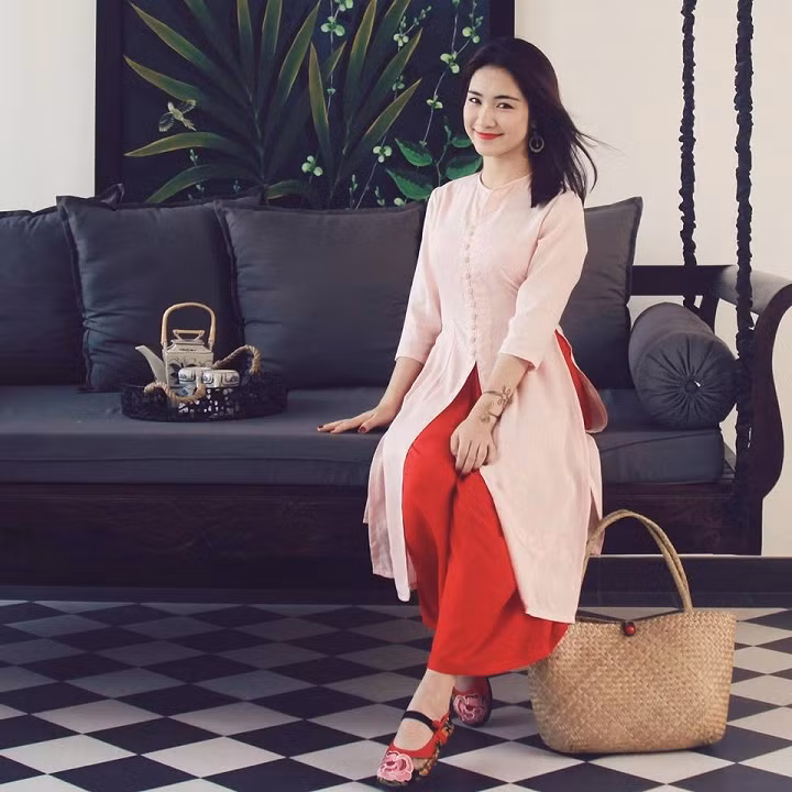 Cô diện những trang phục có gu và trưởng thành hơn rất nhiều.
