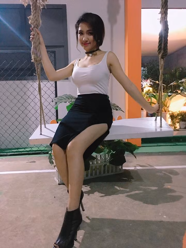 Đường cong gợi cảm cũng được cô khoe khéo léo.