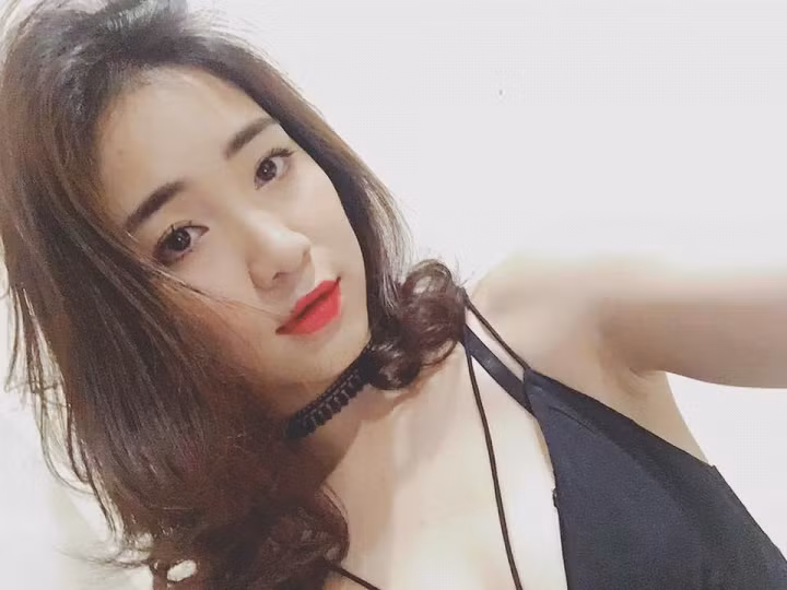 Giọng ca 21 tuổi cũng chọn cho mình những bộ đồ quyến rũ để diện hàng ngày.