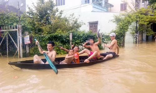 Nhiều nơi ở TP Nha Trang (Khánh Hòa) ngập sâu trong nước lũ sáng 13/12. Ảnh: Lê Xuân.