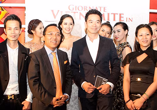 Trong show thời trang của NTK Hoàng Hải ở Italy, Benny Ng. cũng có mặt tháp tùng cô.