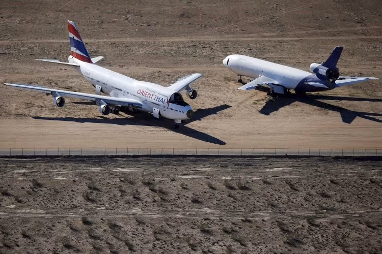 Tuy nhiên, những chiếc khác - như chiếc Boeing 747 của hãng Orient Thai - bị rã máy và bán các bộ phận rời.