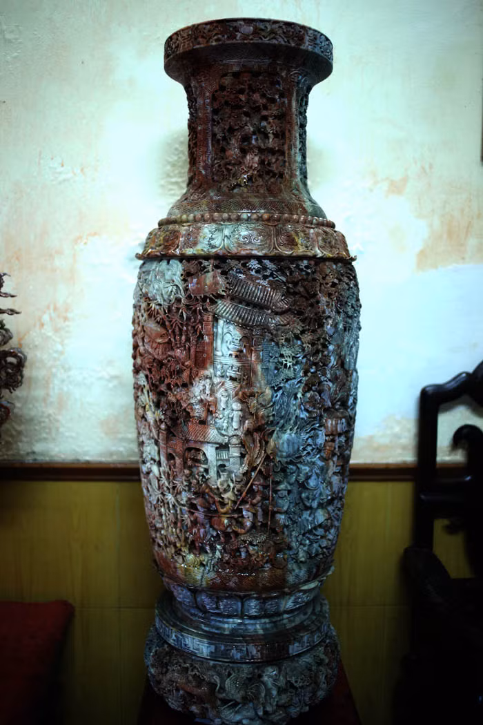 Đôi lọ hoa đường kính 40 cm, cao 108 cm cũng được chạm khắc kín các bức tranh tứ bình Xuân – Hạ - Thu – Đông và những tích cổ dân gian Việt Nam.