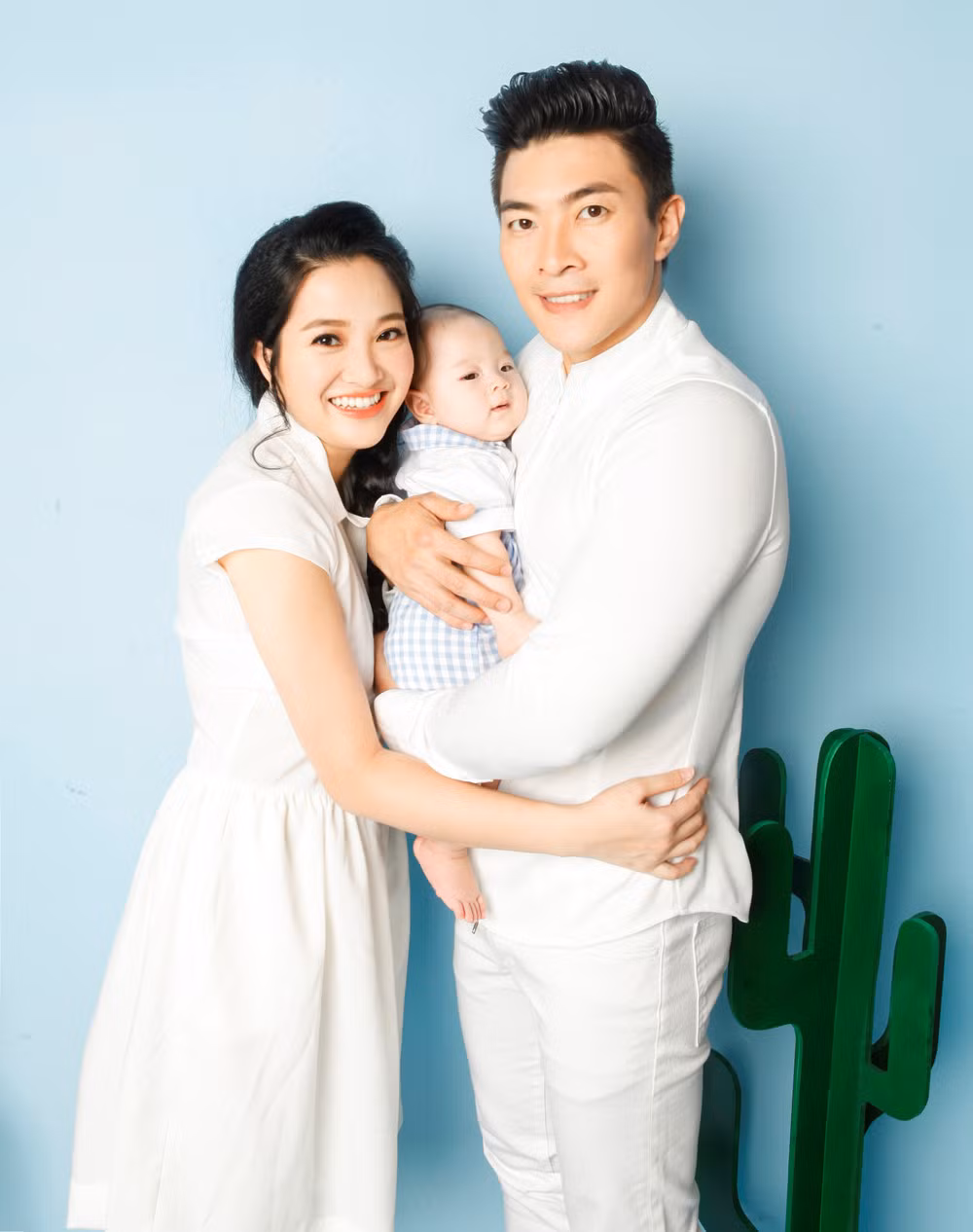 Nhân dịp con trai tròn 5 tháng, MC Hồng Phượng cùng ''hoàng tử xiếc'' Quốc Cơ thực hiện bộ ảnh kỷ niệm. Cặp đôi kết hôn vào tháng 2/2016 sau một năm hẹn hò.