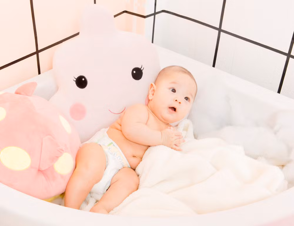 MC Hồng Phượng cho hay cậu bé 5 tháng tuổi không bị lạ lẫm trước ống kính máy ảnh.