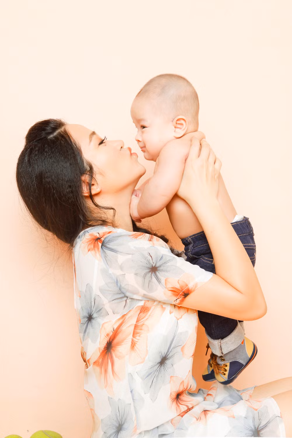 Sau khi lập gia đình và mang bầu, MC Hồng Phượng toàn tâm dành thời gian chăm sóc tổ ấm nhỏ. Khi con trai cứng cáp, Én vàng 2006 lên kế hoạch quay lại với công việc tại đài truyền hình TP.HCM.