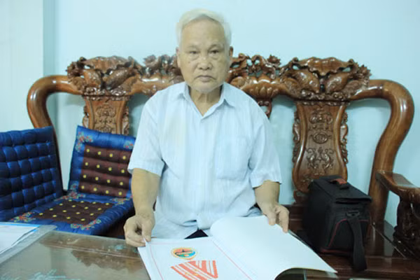 Ông Nguyễn Văn Huyến giữ gìn cuốn sổ vàng của gia đình còn được lưu giữ. Ảnh: D.T