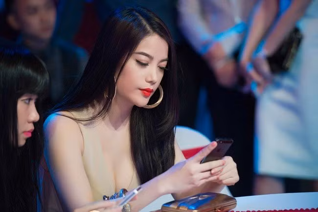 Ngoài diễn xuất, cô còn là chủ 1 công ty quảng cáo, 1 công ty sản xuất phim và một số nhà hàng sang trọng tại TP HCM.